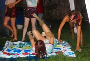 Пьяные девушки играют в Твистер (14 фото)