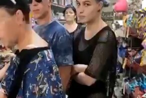 «Вы что здесь в трусах ходите?»: в Дагестане местному жителю не понравился внешний вид туристки и он устроил скандал