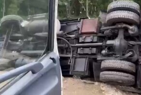 "Ничего святого за душой!": в Приморье разграбили перевернувшуюся фуру, украв и груз, и аккумуляторы