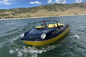 Интересный скоростной катер, похожий на Porsche 1990-х годов