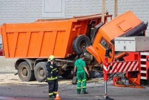В Москве водитель каршеринга вытолкнул кроссовер под «КамАЗ»