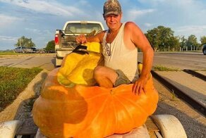 Житель Небраски отметил 60-летие заплывом в тыкве