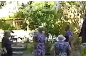 Банда бабушек отбила свою лавочку у грузчиков