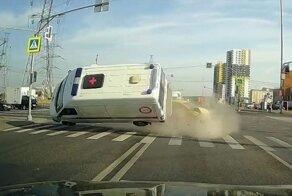 Машина скорой помощи опрокинулась на бок после ДТП в Москве