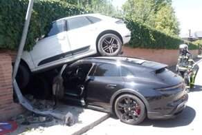 В Испании женщина за рулём Porsche Taycan подхватила и впечатала Macan в кирпичную стену