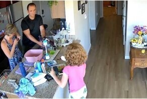 Неожиданная реакция женщины на жука под одеждой