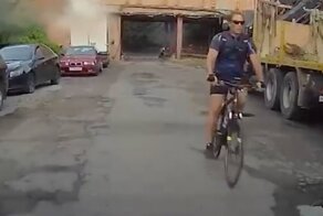 "Ты обрызгала меня водой, тварь!": обидчивый велосипедист в Калининграде избил окатившего его водой водителя