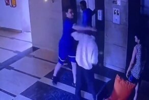 Мужчина, застрявший в лифте, так разгневался, что побил лифтёра и охранника