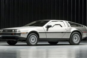 Этот нетронутый DeLorean 1982 года имеет мизерный пробег, и его можно купить