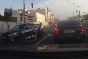 Водитель «Киа» подбил самокатчика в Санкт-Петербурге