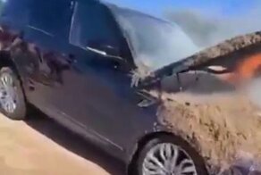 Владелец «Рендж Ровера» устроил гонки на пляже под Волгоградом и чуть не сжёг свой автомобиль