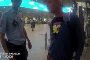 В Домодедово мужчина пошутил о бомбе в рюкзаке, и в ту же секунду лежал лицом в пол