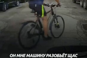 Промокший велосипедист догнал окатившую его из лужи автомобилистку и избил её
