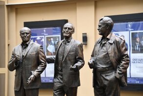 У Театра Вахтангова открыли памятник