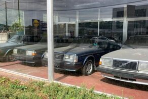 Невероятная капсула времени: заброшенный автосалон Volvo в Бельгии забит старыми автомобилями без пробега