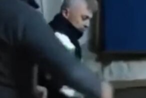 Размял спину: мужчина подшутил над своим коллегой
