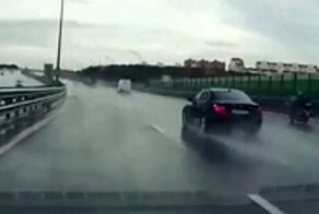 Водитель BMW «поймал» отбойник во время дождя