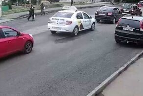 В Уфе пенсионерка споткнулась и упала под машину: женщина в тяжёлом состоянии