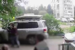 В Архангельске водитель внедорожника сбил пятилетнюю девочку во дворе дома