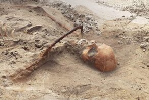 В Польше нашли скелет «вампирши» с серпом поперек горла, мешающим ей восстать из мертвых