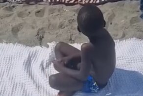 Мальчик понял, куда надо наносить крем для загара