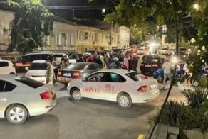 Жители Ялты устроили стихийный сбор у здания МВД, требуя расследования дела об убийстве