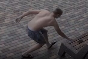 Мужчина осуществил забег за чужим телефоном,  забытым на лавке