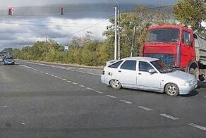 В Орле водитель «МАЗа» очистил перекрёсток от металлолома