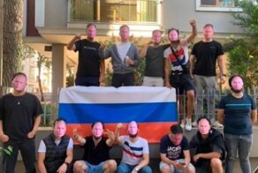 Вывели на эмоции: фанаты «Фенербахче» принесли на матч с киевским "Динамо" флаги РФ и маски с Путиным