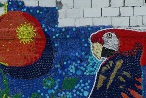Жители Гуатире собрали 300 000 бутылочных крышек для украшения города