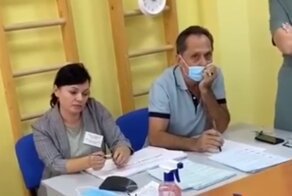 Спалилась: на выборах в Геленджике поймали сотрудницу УИК, спрятавшую пачку бюллетеней под попой