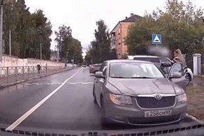 И пусть весь мир подождет: «яжемать» припарковалась на встречной полосе, чтобы отвести детей в школу