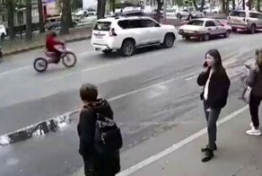 В Абакане подросток на питбайке влетел во внедорожник и получил от водителя пощёчину