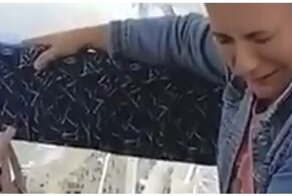 Женщина пытается справиться с эмоциями на колесе обозрения