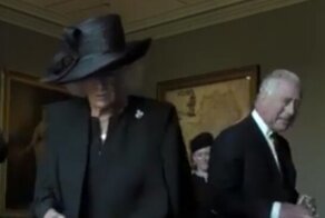 "Каждый чертов раз!": Карл III вышел из себя из-за протекающей ручки