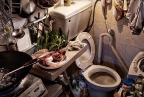 В каких условиях живут люди в Гонконге: ужасные "дома-гробницы" и металлические муравейники