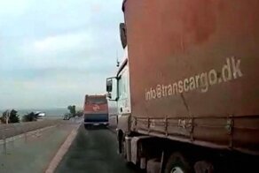 Водитель фуры заснул за рулем и подрезал легковой автомобиль