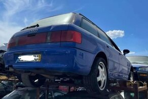 Грустный Audi RS2 Avant ожидает утилизации на свалке в Португалии