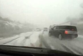 Водитель чудом избежал столкновения на заснеженной трассе в Западной Вирджинии