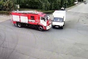 Авария дня. В Елабуге пожарная машина столкнулась с «ГАЗелью»