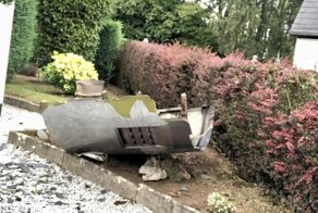 Самолет Air Atlanta уронил часть двигателя во двор дома