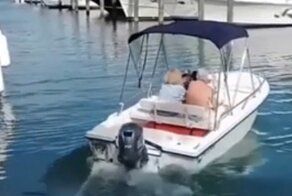 Женщина без опыта вождения пытается управлять лодкой мужа