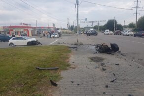 Автомобиль «Сеат» остался без двигателя после столкновения со столбом