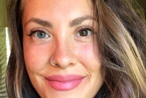 15 людей, выделяющихся из толпы