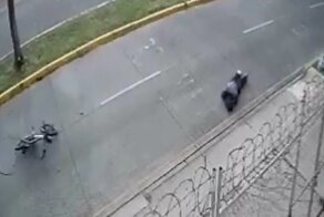 Велосипедист не заметил кабель и отправился в незапланированный полёт
