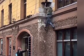В Петербурге неравнодушная женщина наказала парня за то, что он воровал деньги с постамента