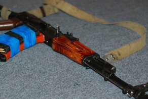 Изолента всему голова: кто и для чего обматывал ей АК-47?