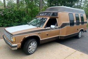 Переоборудованный фургон Chevy 1984 года с капитанскими креслами, кроватью и декоративным освещением