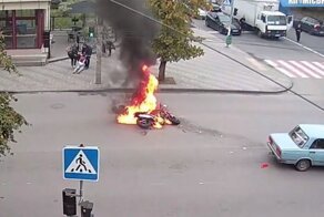 Эффектное закрытие сезона: в результате ДТП загорелся мотоцикл