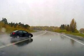 Балет на дороге: в ХМАО водителя закружило на мокром асфальте